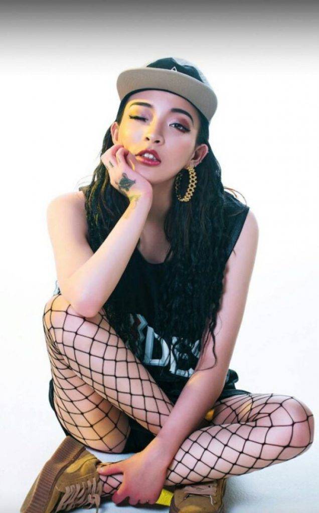 vava出生于四川省雅安市,从小就热爱舞蹈与嘻哈说唱电子乐.